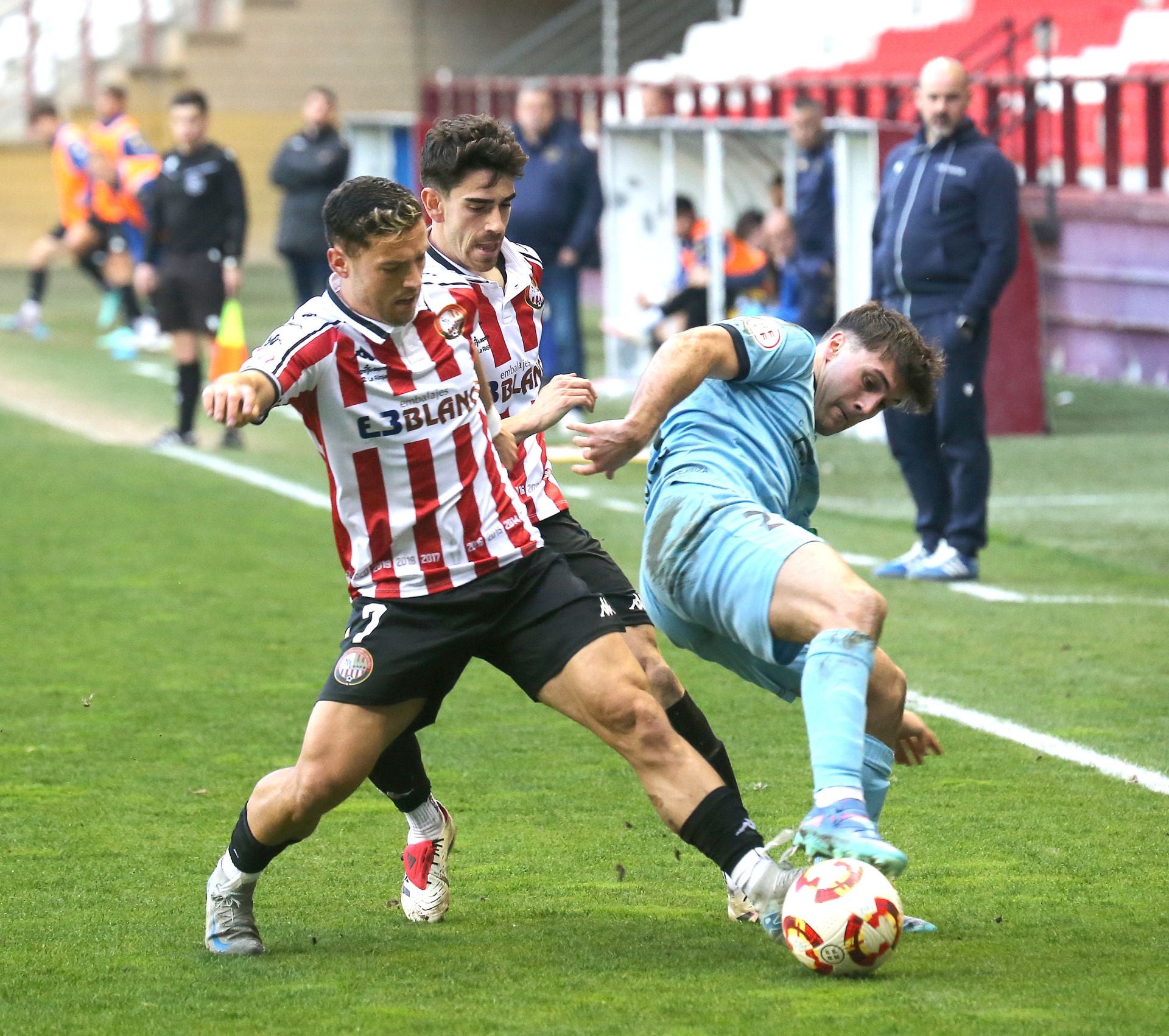 Pablo Aguinaga lucha con Pau Miguélez y Diego Lamadrid.