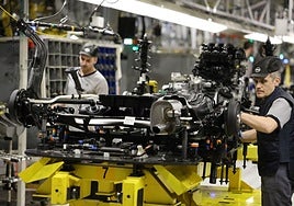 Trabajadores en una fábrica de automoción en una imagen de archivo.