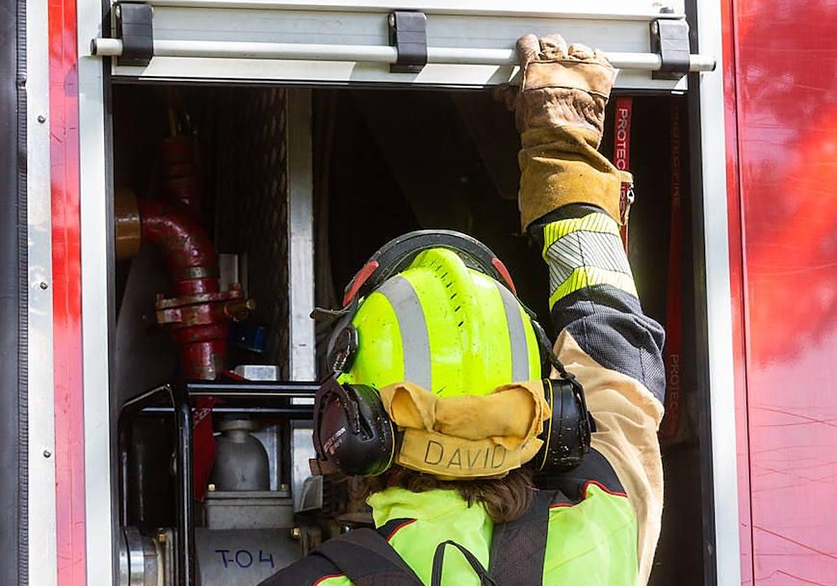 Las llamas calcinan por completo una furgoneta en un parking de Arnedo