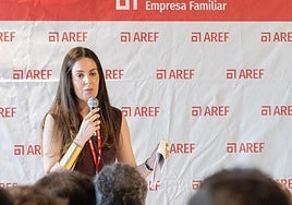 Carlota González, se dirige a los asistentes en la asamblea de la AREF este miércoles.