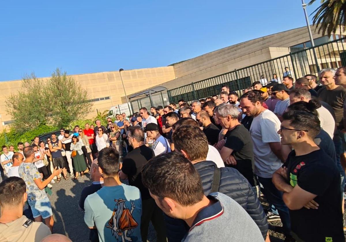 Concentración de trabajadores este miércoles a las puertas de Ramondin, en Laguardia.