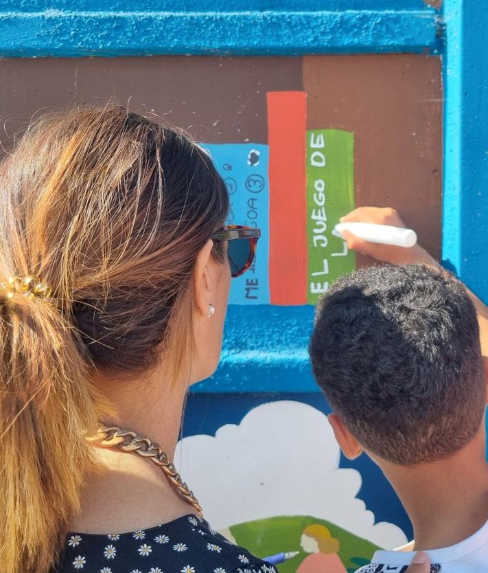 Imagen secundaria 2 - Nájera recibe a los peregrinos con el mural &#039;La Biblioteca del Camino&#039;