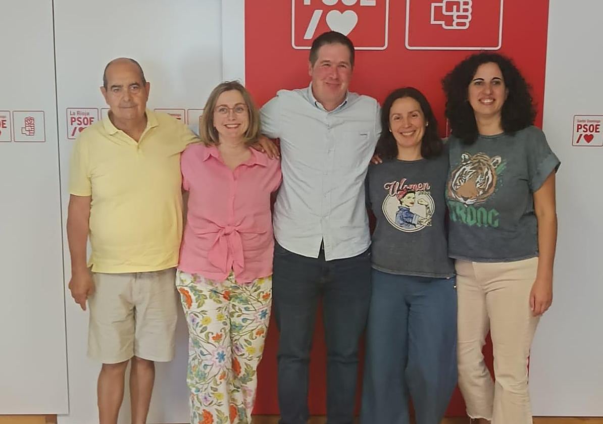 Javier Ruiz, en el centro, rodeado de la nueva ejecutiva socialista.