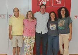 Javier Ruiz, en el centro, rodeado de la nueva ejecutiva socialista.