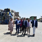 Autoridades de visita a la planta de Viguera de Arnedo con su propietario, Julio García Martínez.