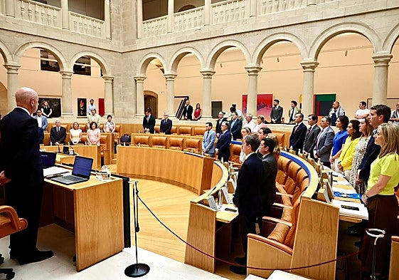 El pleno se ha iniciado con un minuto de silencio en memoria del exdiputado Jesús Zueco