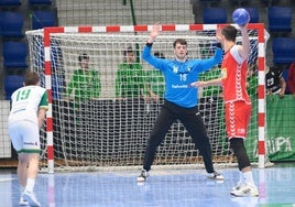 Marcos Cancio intenta detener un penalti.