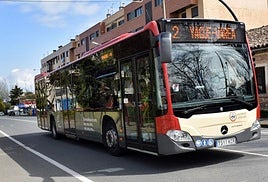 Un autobús urbano circula por Logroño.