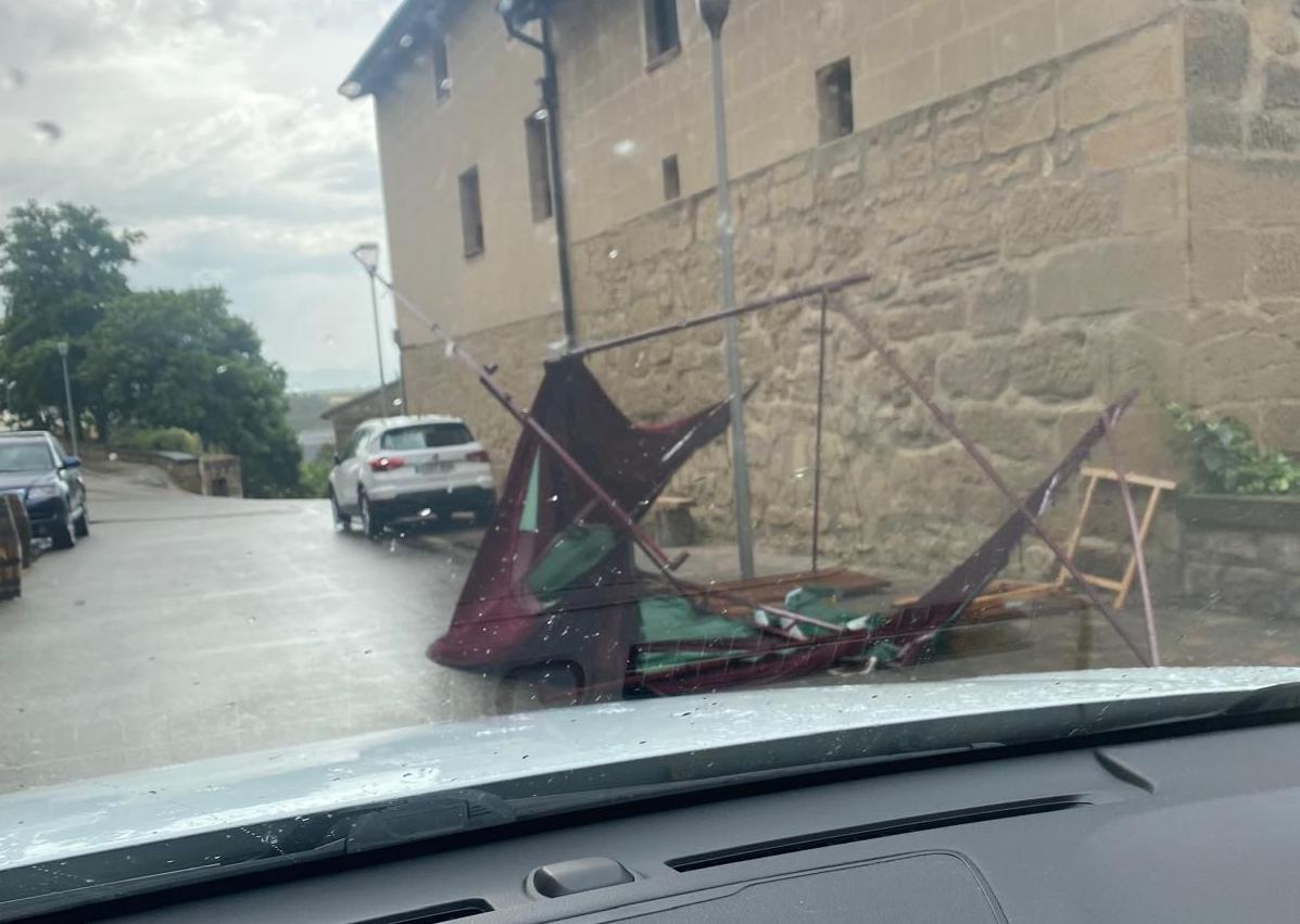 Imagen secundaria 1 - Daños en los puestos de las Jornadas Medievales de Briones.