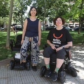 Concha García y Ana Isabel Álvarez Barbastro, en un parque en las proximidades de la calla Club Deportivo, en Logroño