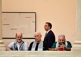 Toribio, a la derecha, y otros activistas palestinos en el Parlamento.