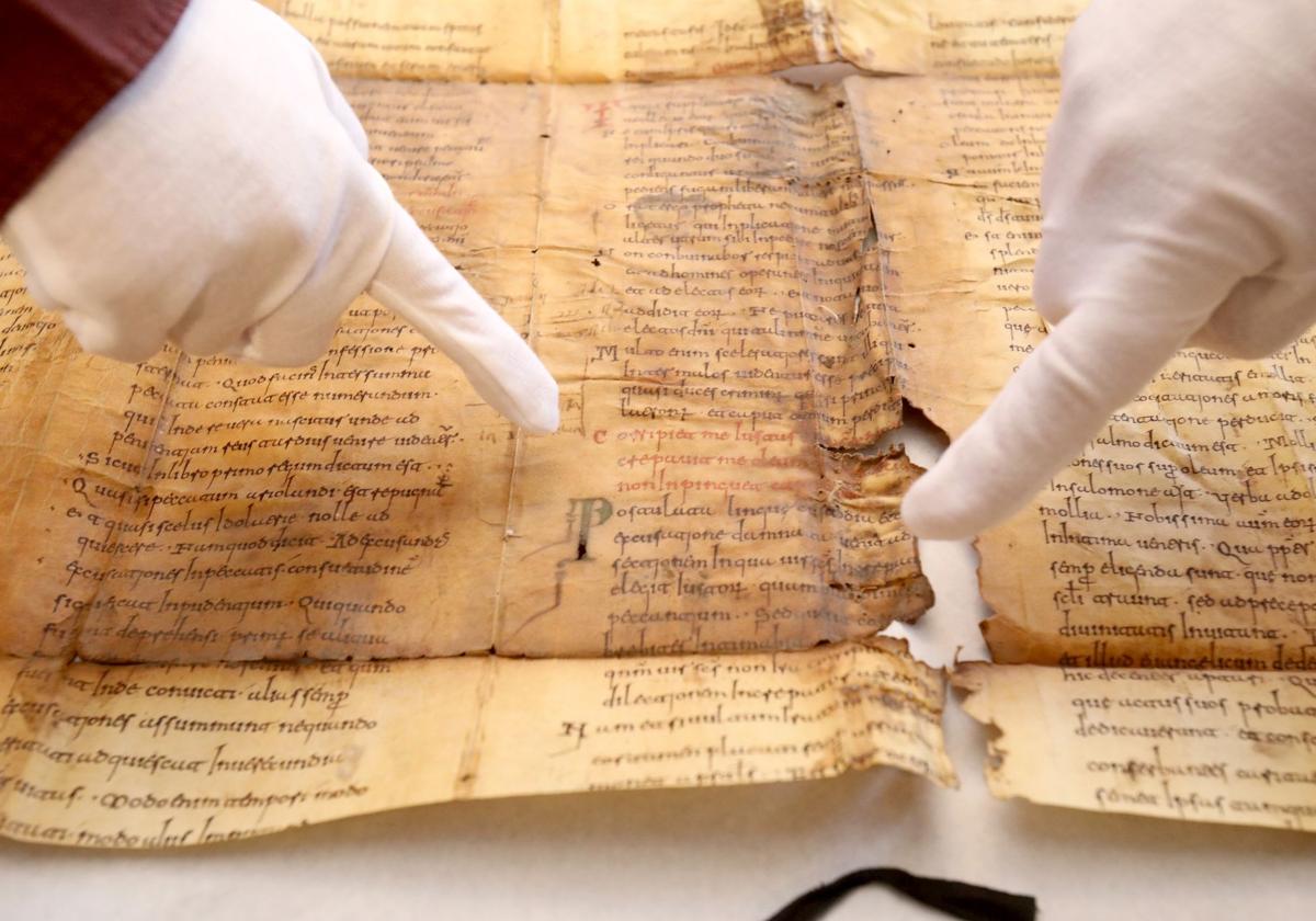 Hallan un pergamino del siglo X de «excepcional valor» en el forro de un volumen del Archivo Diocesano de Logroño | La Rioja