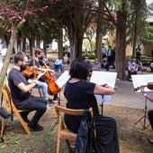 Alumnos de Píccolo y Saxo celebrando la Fiesta de la Música en el cementerio de Logroño, en 2021.
