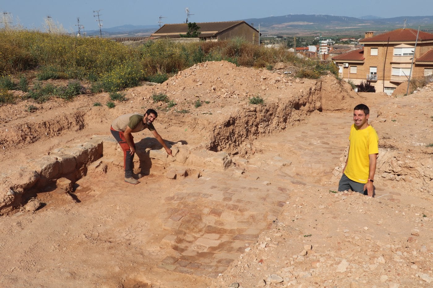 los arqueólogos alfareños Toño Aguirre y Miguel Martínez, en las excavaciones en la era donde se situaba San Miguel de Arriba.