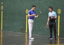 Zabala examina el material en compañía de Etxaniz.