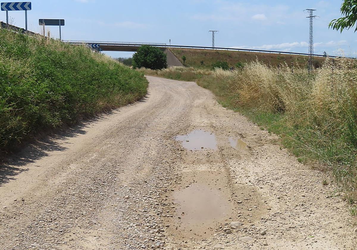 Imagen principal - El Ayuntamiento alfareño externalizará el servicio de mantenimiento de caminos