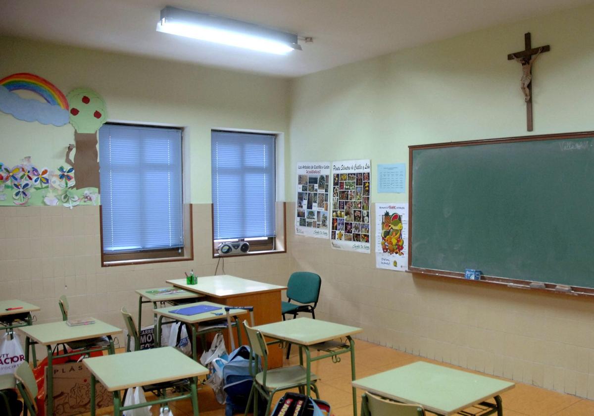 Vista de un crucifijo colgado en un aula.