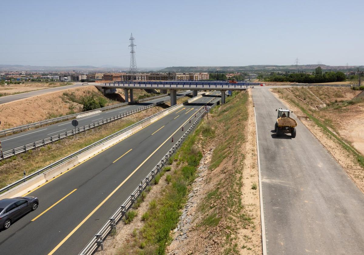 Obras junto a la AP-68 en Lardero, que servirán para concectar ese trazado con la capital cuando la Ronda Sur se inaugure, previsiblemente, en 2026 con la autopista ya liberada.