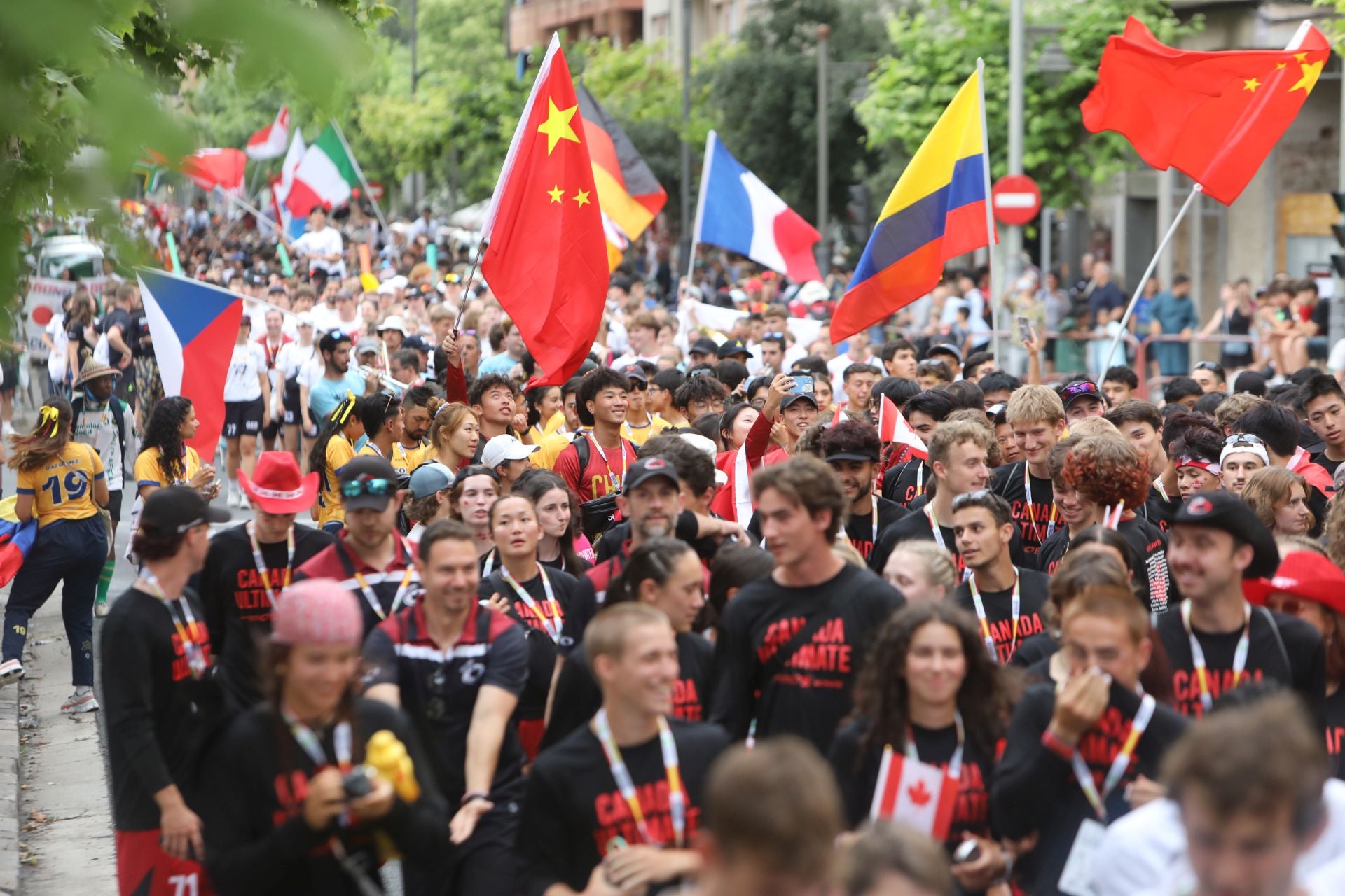 El desfile de las selecciones abre el Mundial de Frisbee