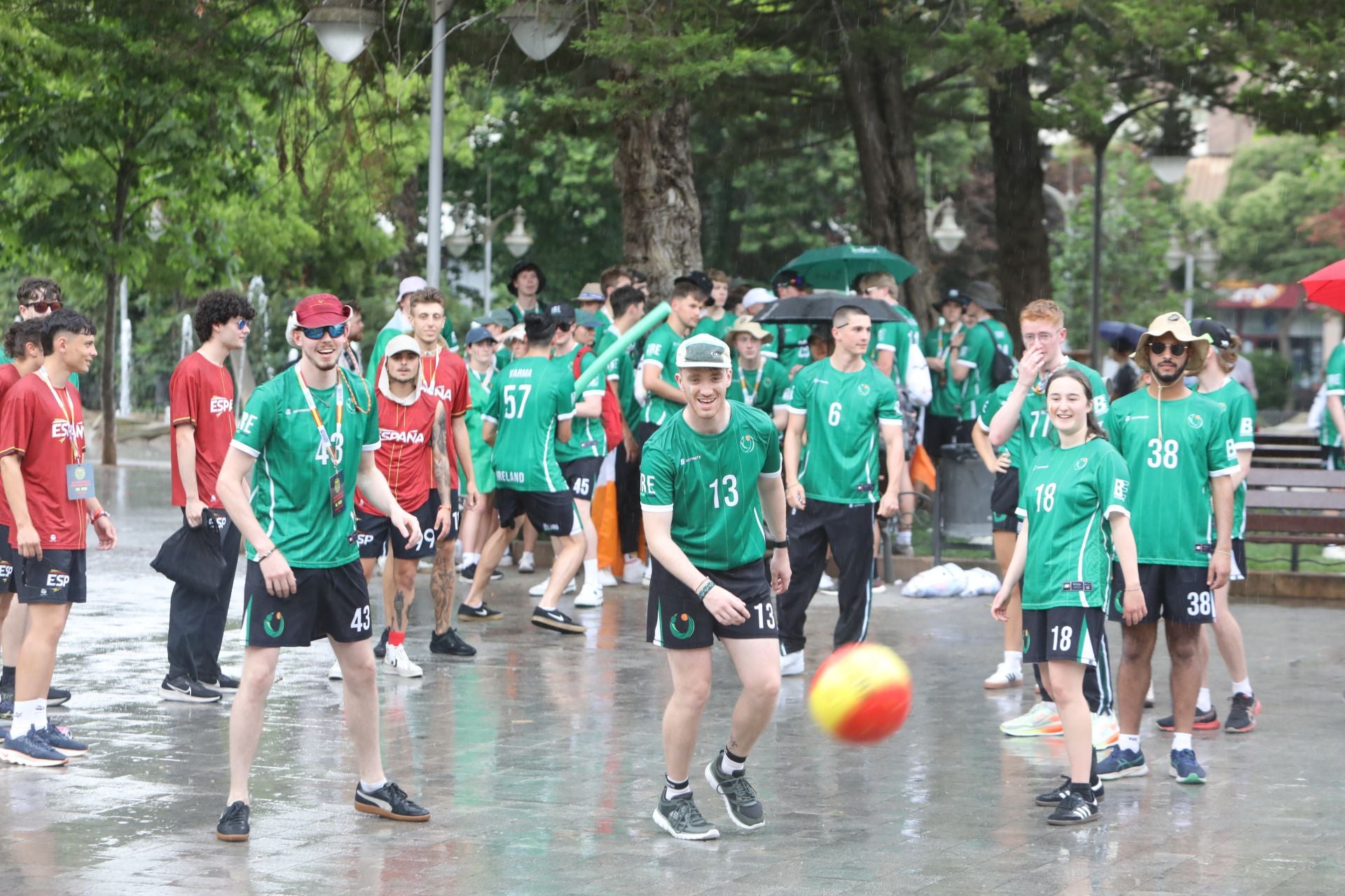 El desfile de las selecciones abre el Mundial de Frisbee