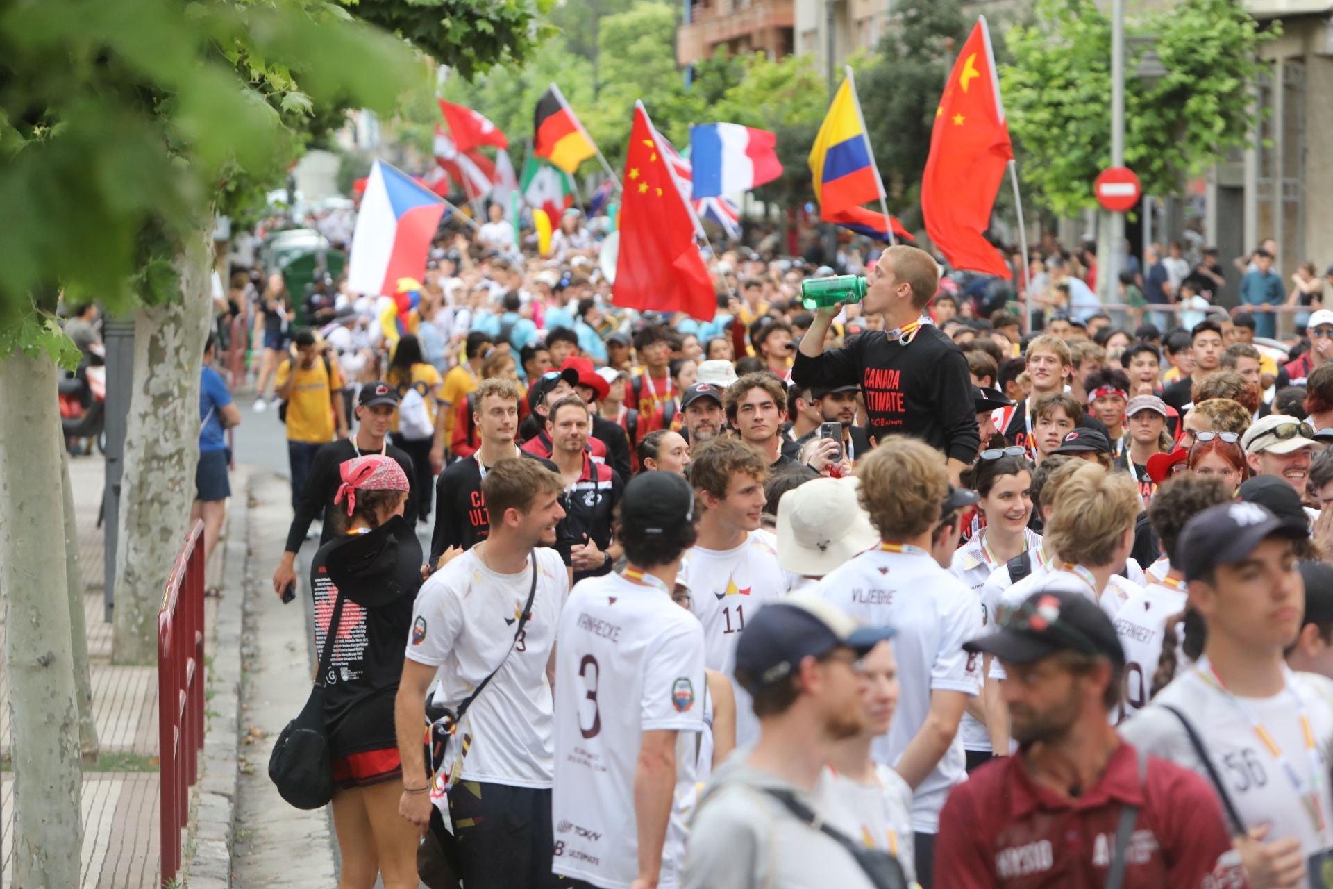 El desfile de las selecciones abre el Mundial de Frisbee