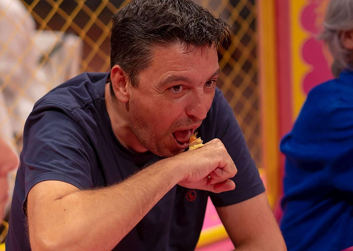 Imagen secundaria 1 - Distintos momentos del combate gastronómico, cocinado y servido por Gabriel Fellous y Victor Mizreh. 