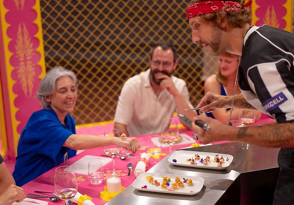 Imagen principal - Distintos momentos del combate gastronómico, cocinado y servido por Gabriel Fellous y Victor Mizreh. 