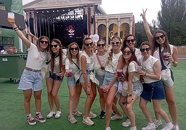 Despedidas de soltaras y solteros entre el público.