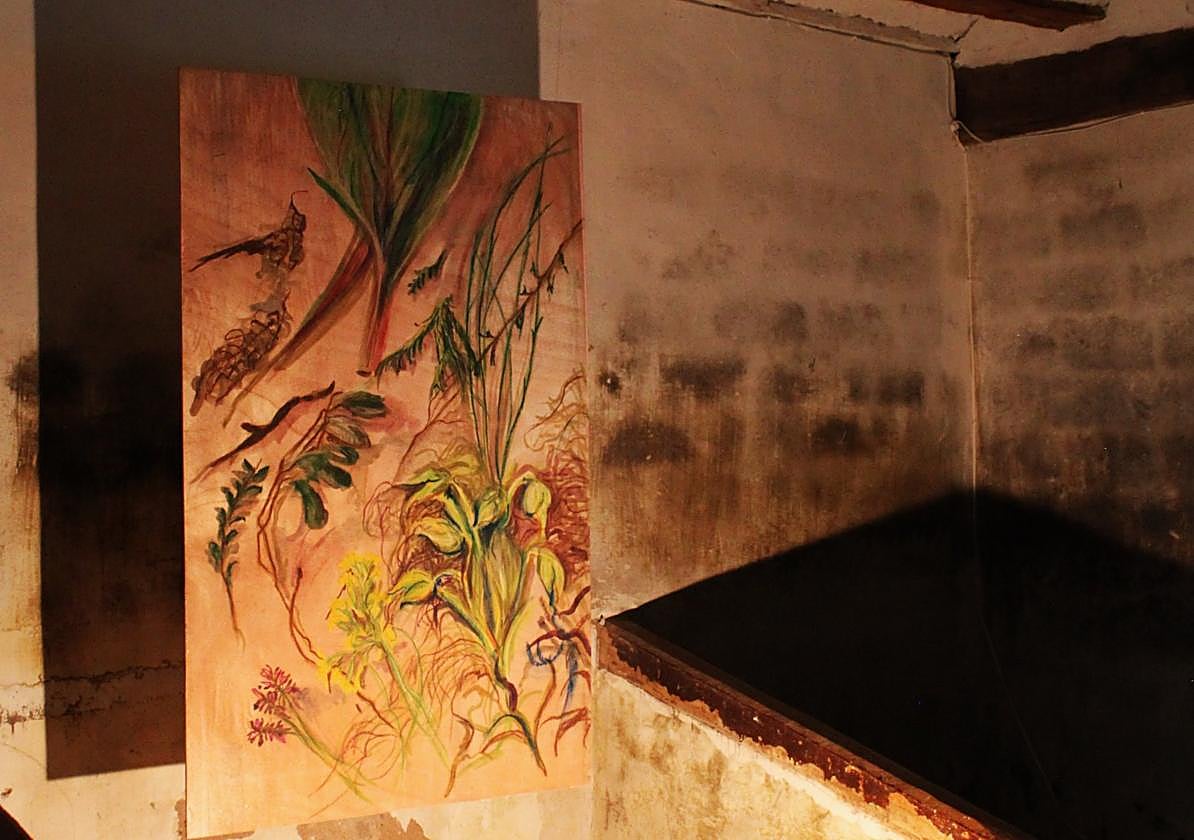 Sofía Moreno y una de sus obras en ArteVACA.