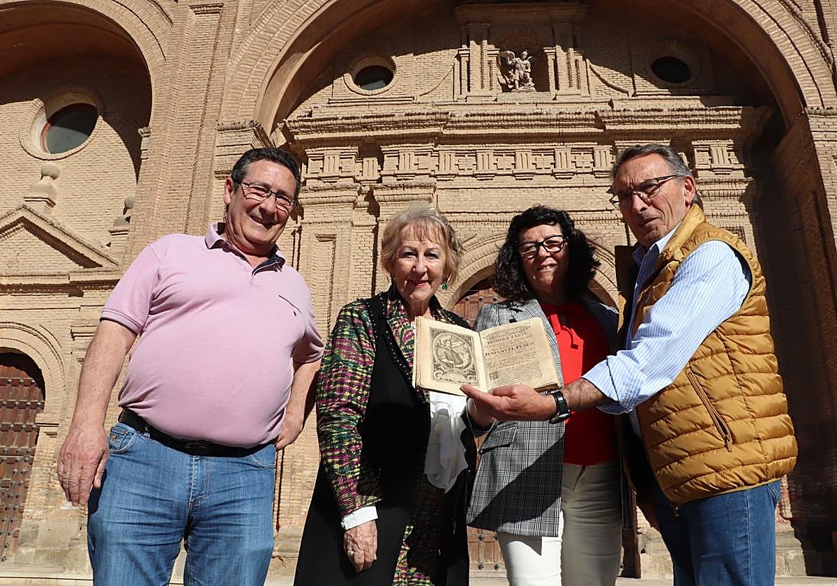 Representantes de los Amigos de San Miguel, con Manuel Alonso sujetando el volumen.