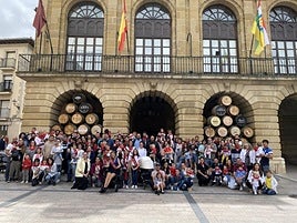 Los niños que recibieron los pañuelos conmemorativos posan junto a sus familias en una edición anterior de 'Mi primer pañuelo'.