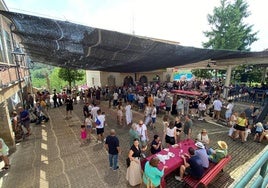 El público hacía fila y consumía las truchas en la misma plaza Mayor de Bobadilla.