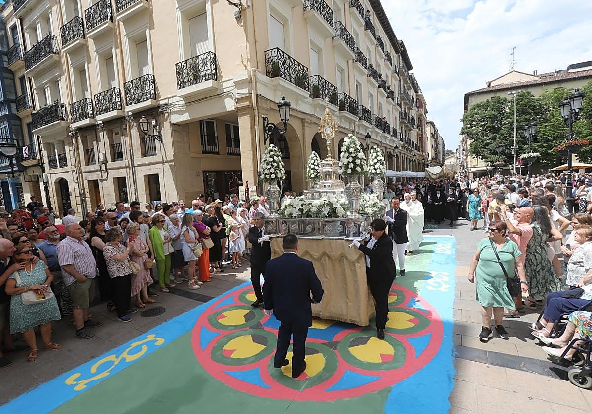 Logroño recupera la tradición de las alfombras de sal tintada por el Corpus Christi