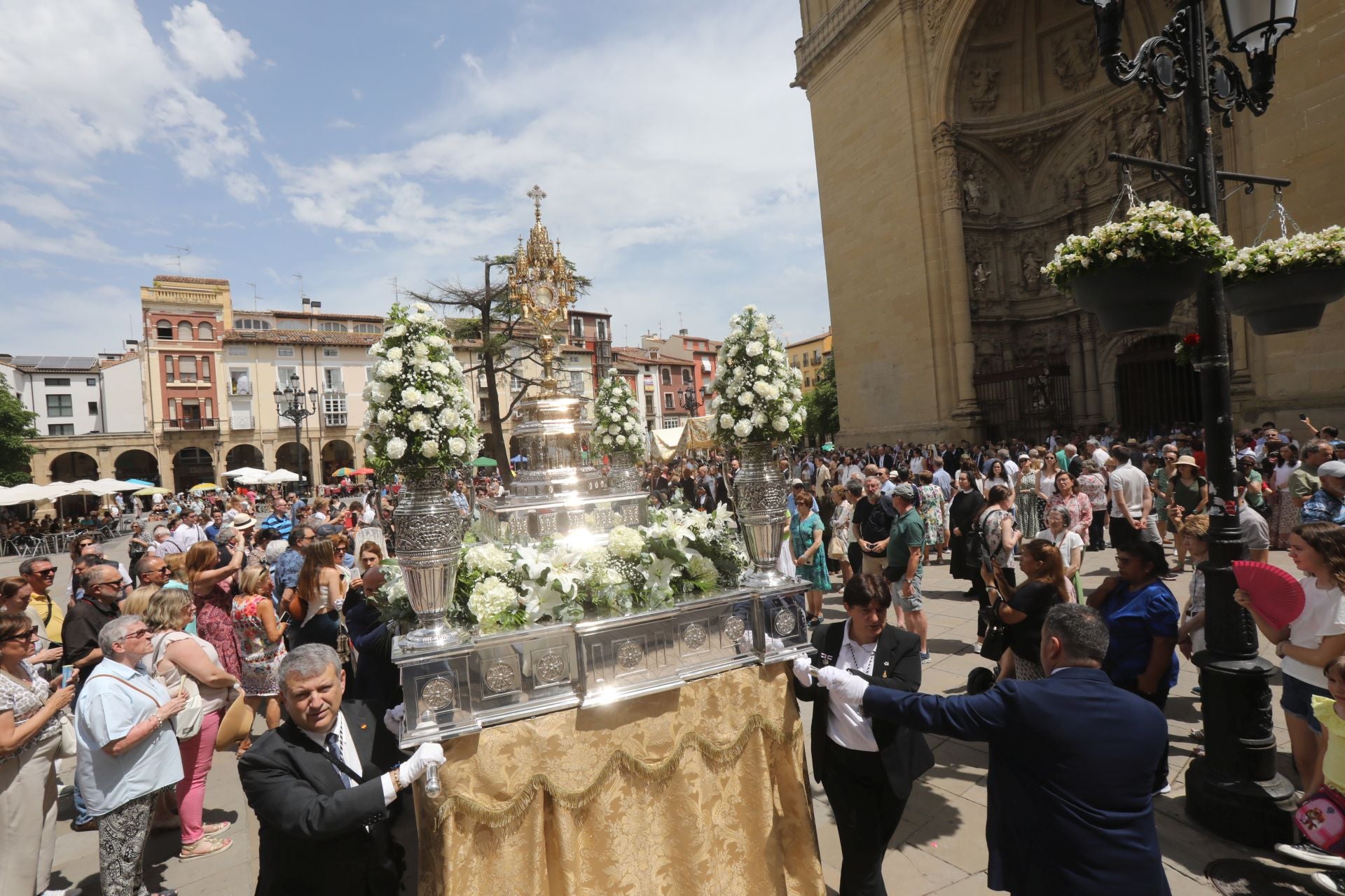 Logroño recupera la tradición de las alfombras de sal tintada por el Corpus Christi