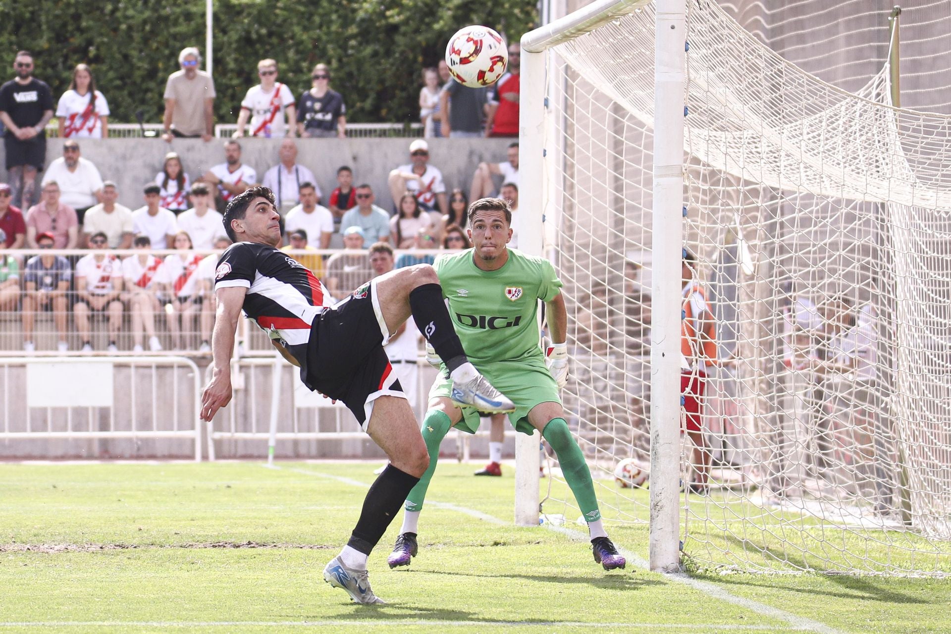 El Varea pierde ante el Rayo y se despide del ascenso