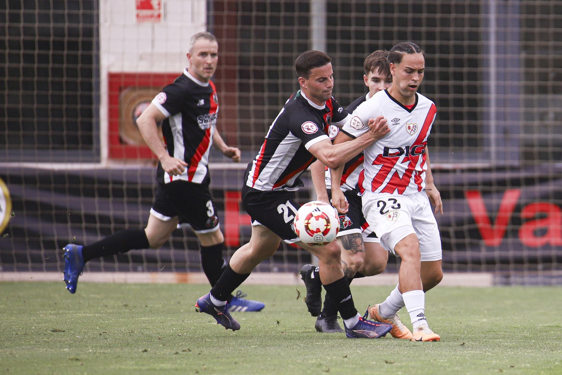 El Varea pierde ante el Rayo y se despide del ascenso