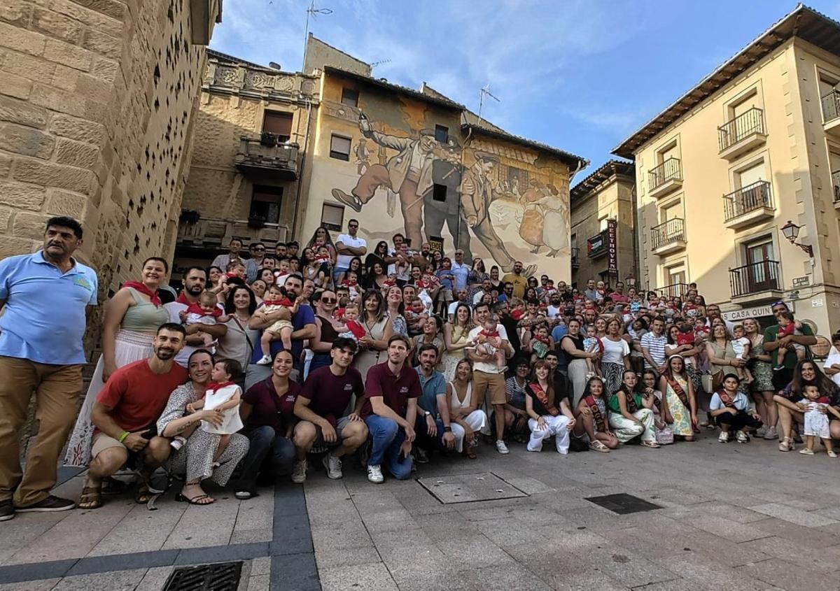Imagen secundaria 1 - Los mayores disparan el cohete de las fiestas jarreras