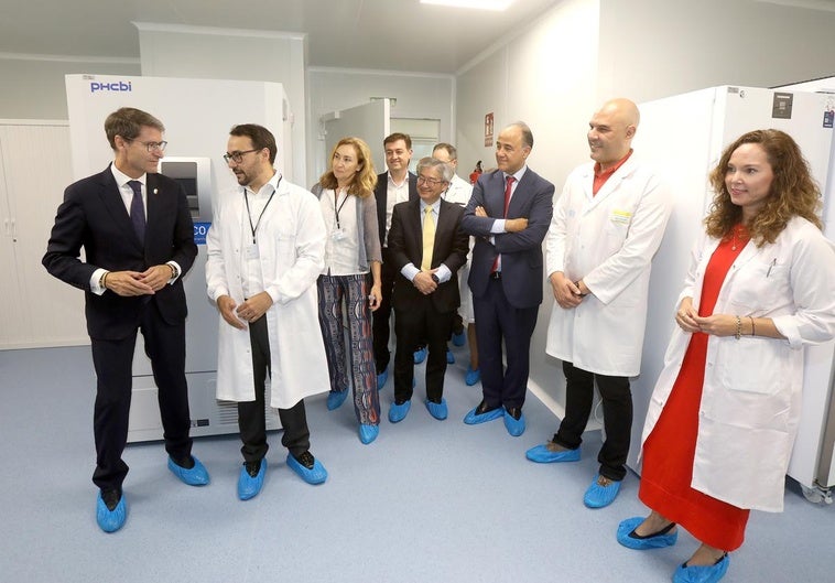 Responsables políticos y médicos, esta mañana en su visita a la Unidad de Ensayos Clínicos del Cibir.