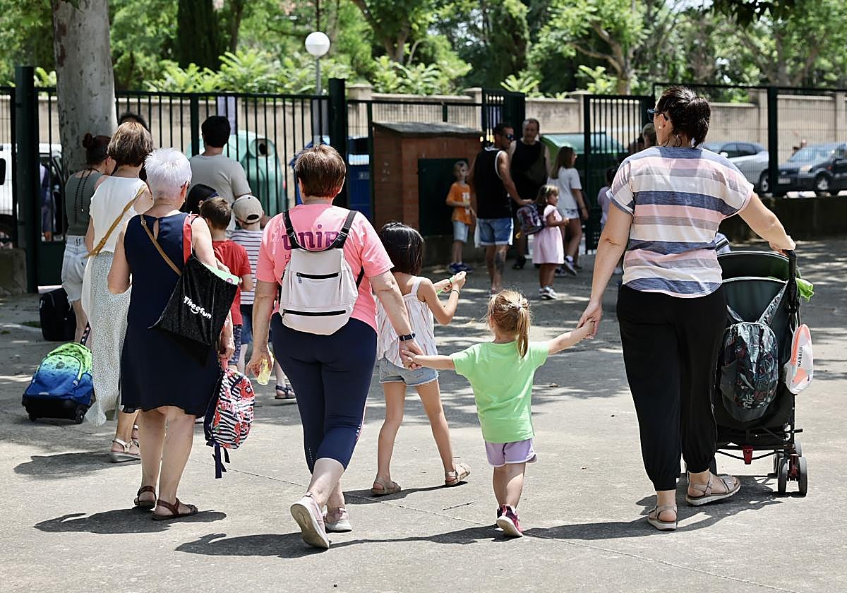 Un grupo de madres sale con sus hijas del colegio Obispo Blanco Nájera.