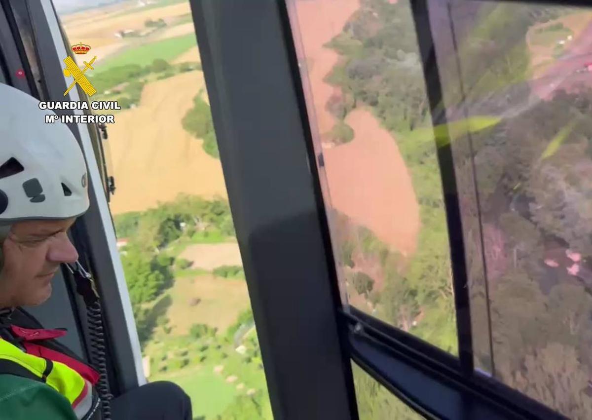 Imagen secundaria 1 - Búsqueda de la joven desde el helicóptero.