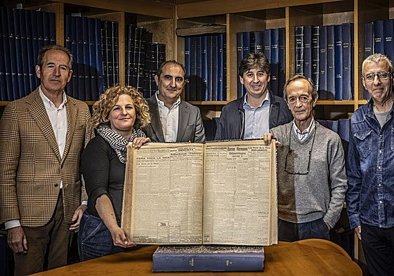Agustín Santolaya, Bárbara Palacios, Rodolfo Bastida, Eduardo Hernáiz y Juan Pablo de Simón, junto con Alberto Gil con el ejemplar de Diario LARIOJA en el que en 1925 se informaba de la publicación del real decreto de la Denominación de Origen Rioja.