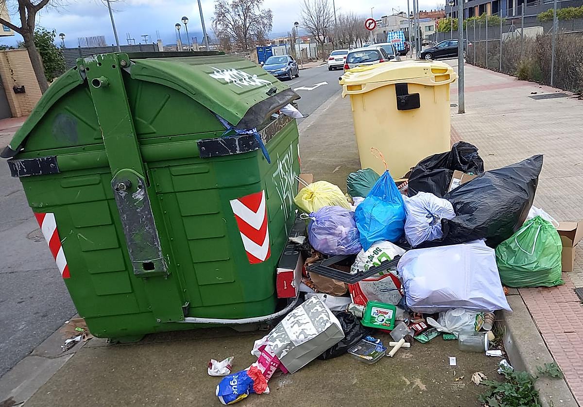 Imagen de archivo de un contenedor de basura en la calle Río Molinos.