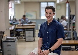 Álex Pascual en la redacción del Diario LA RIOJA durante la entrevista.