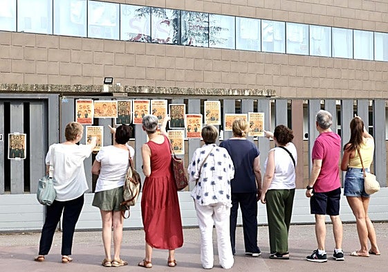 Varias personas señalan las pancartas de protesta en el Centro de Salud Mental de Albelda.
