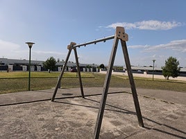 Estado de alguno de los columpios del parque.