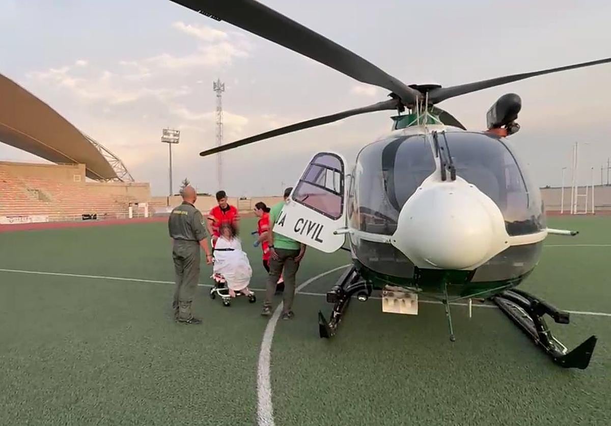 El helicóptero que evacuó a la vecina de Haro a un centro sanitario en el estadio municipal Luis de la Fuente.