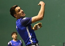 Javi Zabala golpea la pelota con su derecha.