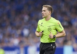 Miguel Sesma Espinosa dirige el partido entre el Oviedo y el Mirandés, en el Tartiere.