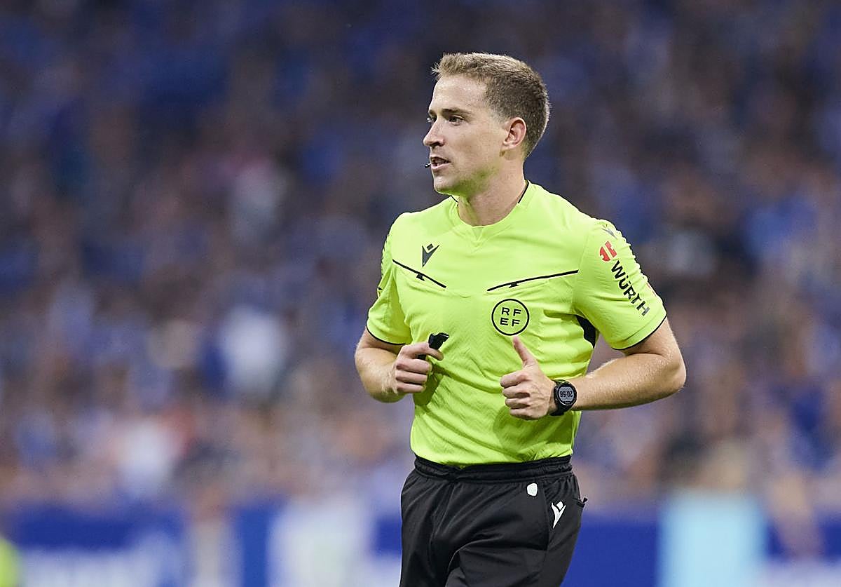 Miguel Sesma Espinosa dirige el partido entre el Oviedo y el Mirandés, en el Tartiere.