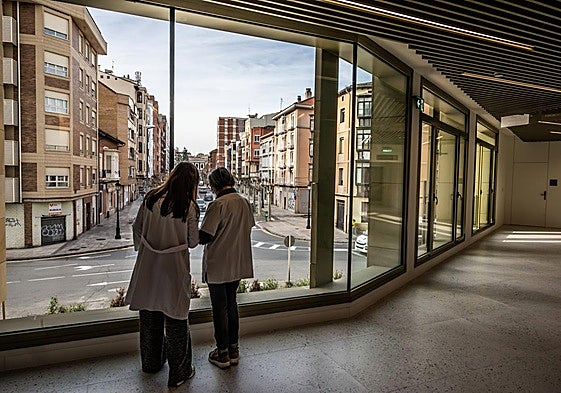 Profesionales sanitarios junto al ventanal de la fachada del nuevo centro de salud logroñés de La Villanueva.